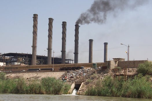Waste and garbage from this Baghdad area refinery make their way directly into the Tigris. (Dahr Jamail/NewStandard)